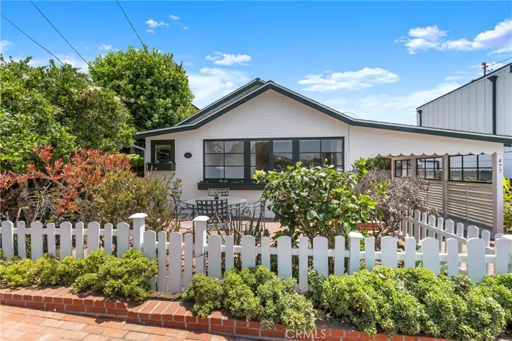 Historic Cottage built in 1928 in the heart of Laguna Village.
