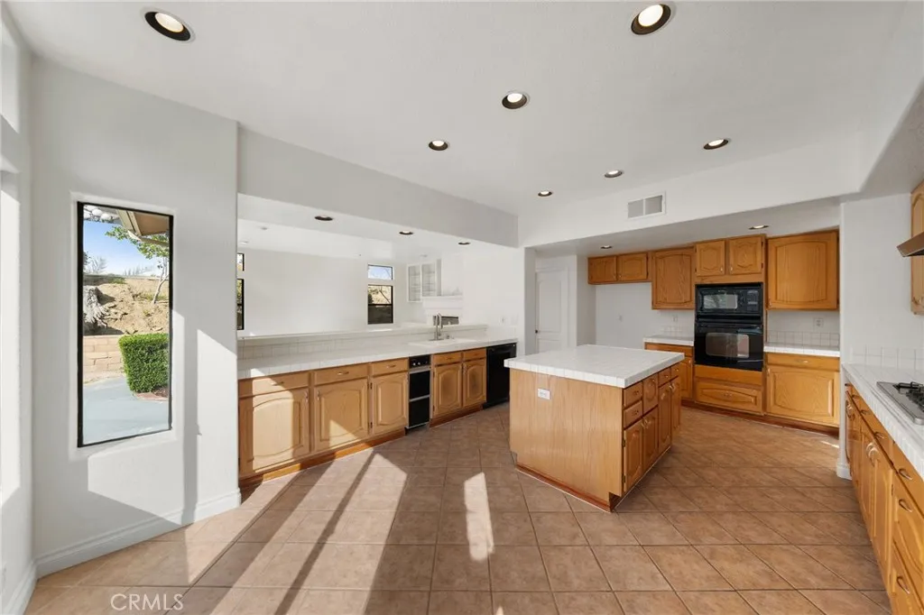 2860 Hidden Hills, Corona, California 92882 home-pic-14