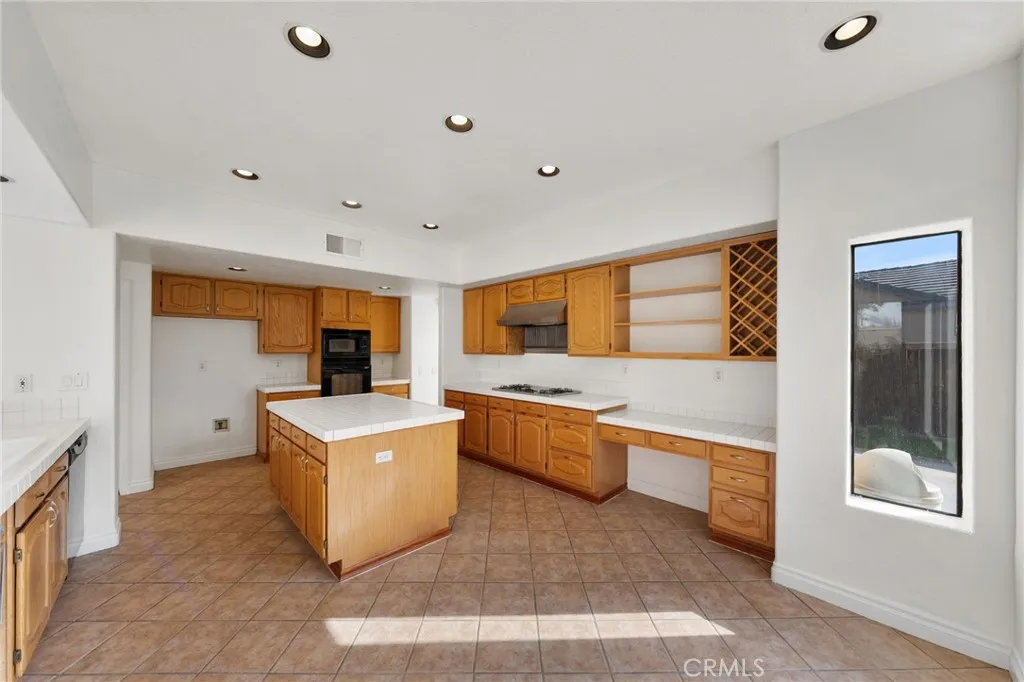 2860 Hidden Hills, Corona, California 92882 home-pic-15