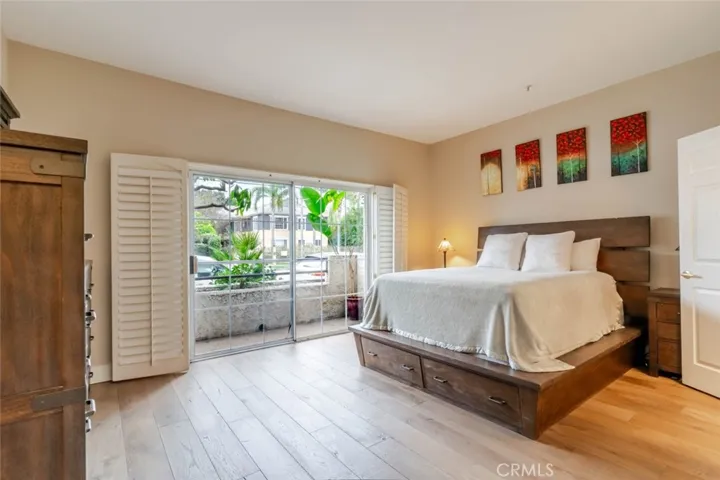 10604 Valley Spring Lane 105, Toluca Lake, California 91602