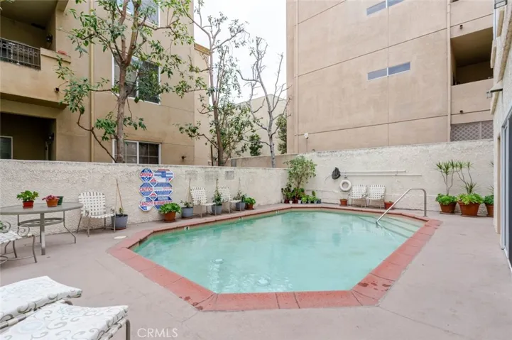 10604 Valley Spring Lane 105, Toluca Lake, California 91602