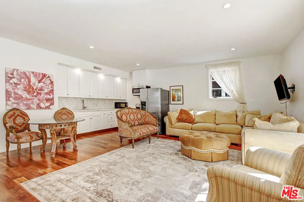 GUESTHOUSE LIVING AREA