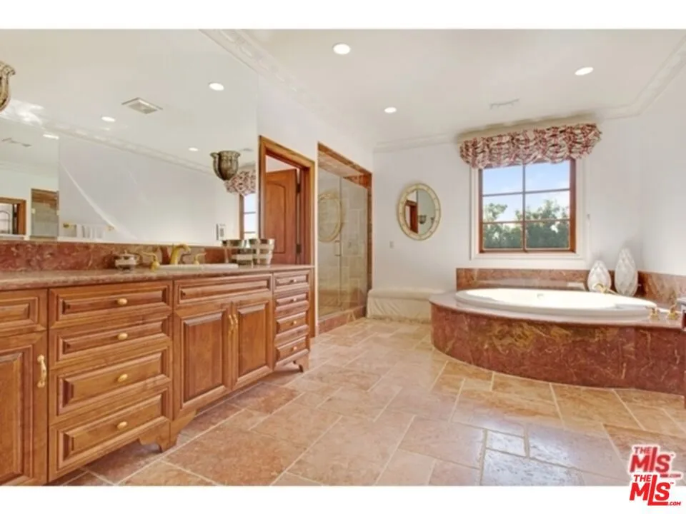 HERS MASTER BATH