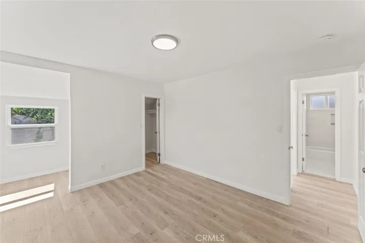 Primary bedroom w/ walk-in closet