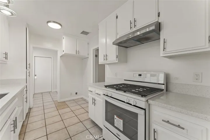 Kitchen w/ great stove & exhaust