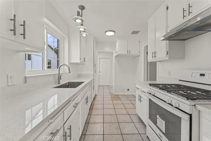 Beautiful new kitchen, lots of counter space