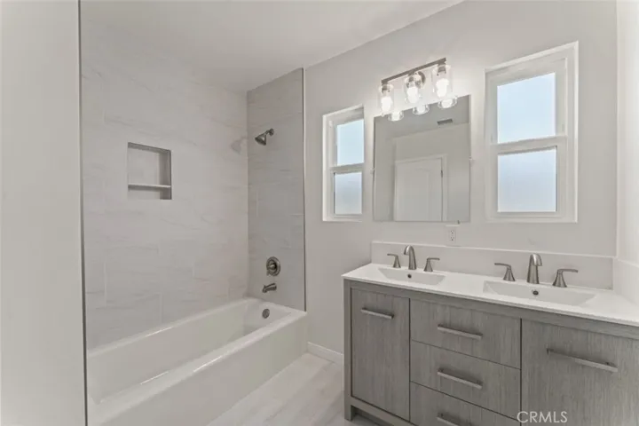 Fantastic bathroom w/ two sinks