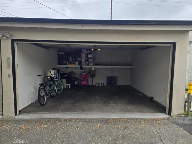 Shared Garage w Storage