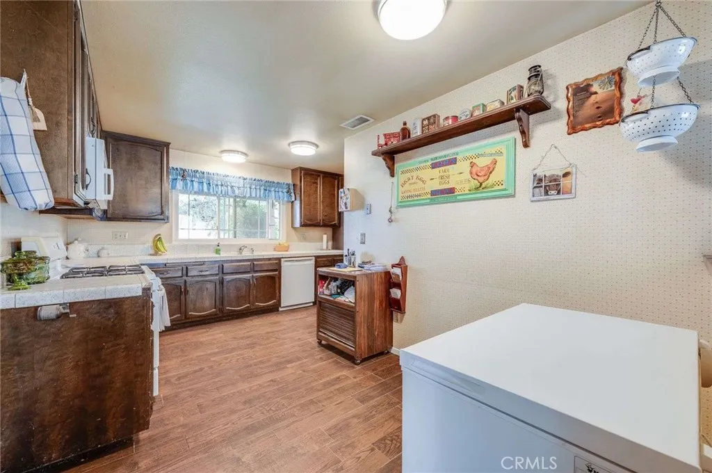 5344 Lucretia, Jurupa Valley, California 91752 home-pic-11