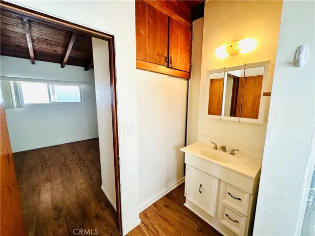 Bathroom & closet to bedroom