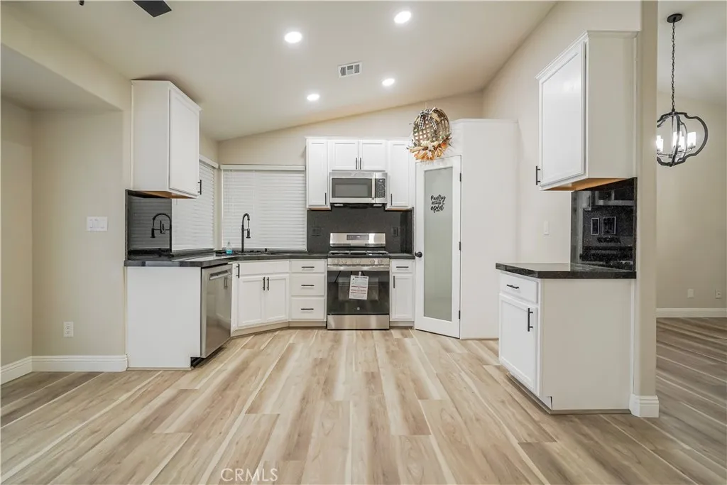 19228 Live Oak, Hesperia, California 92345 home-pic-12