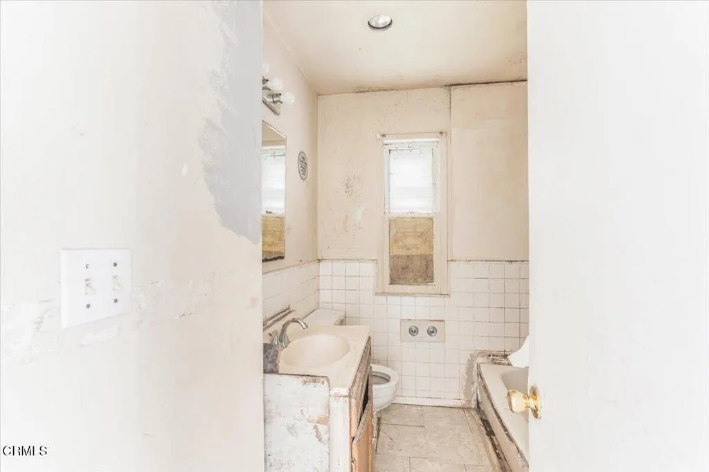 1820 Claremont Drive, Oxnard, California 93035 home-pic-12