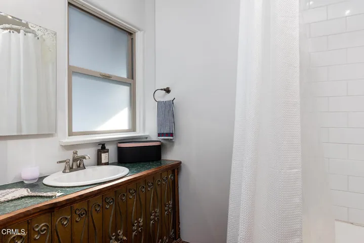 228 Oaks Ave 028-mls