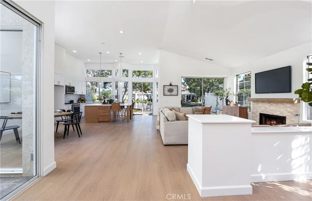 38749 Muirfield Drive, Murrieta, California 92562 home-pic-2
