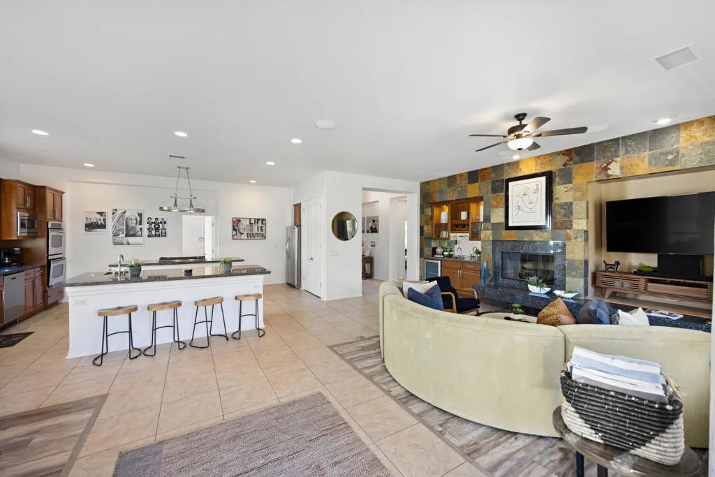 81084 Falling Leaf Court, Indio, California 92201 home-pic-10