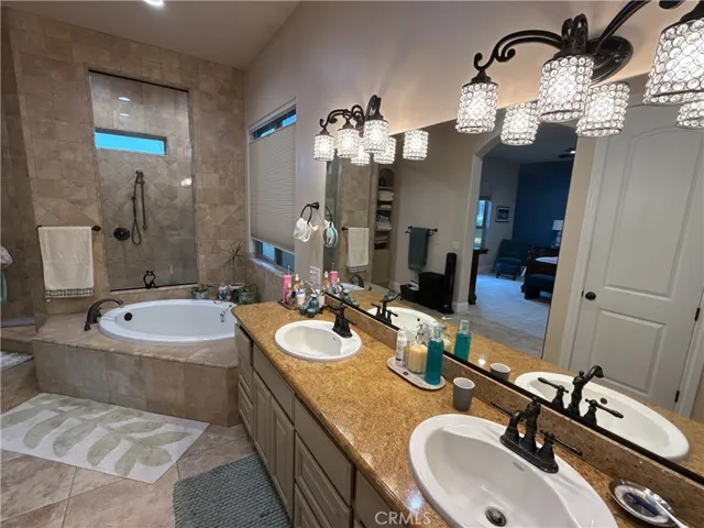 dual sinks and soaking tub