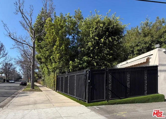 Private detached gated entranc