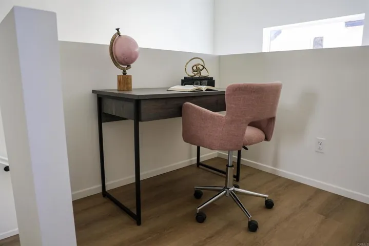 Upper-level open nook suitable for desk or play area.