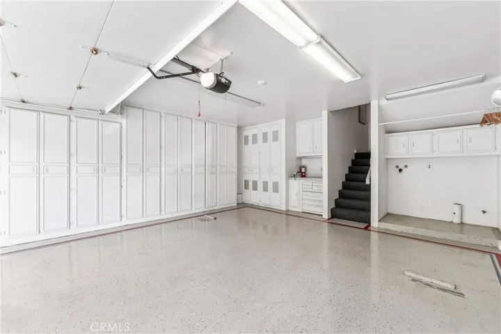 Immaculate 2-car garage