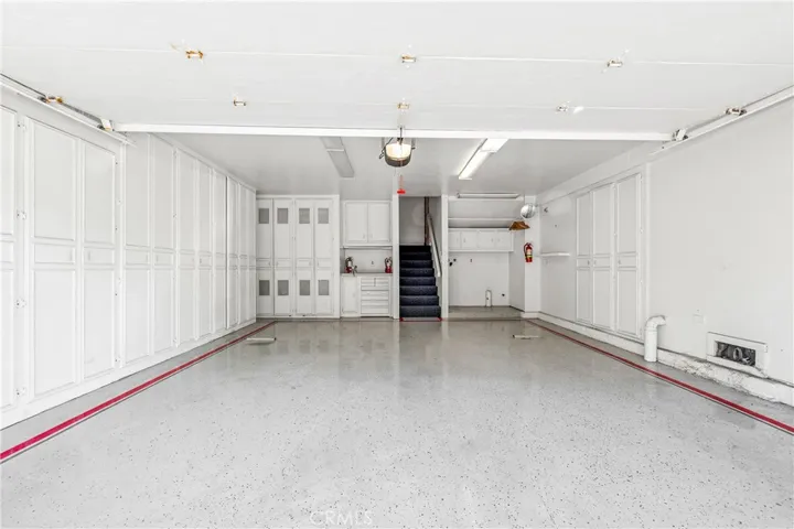 Immaculate 2-car garage