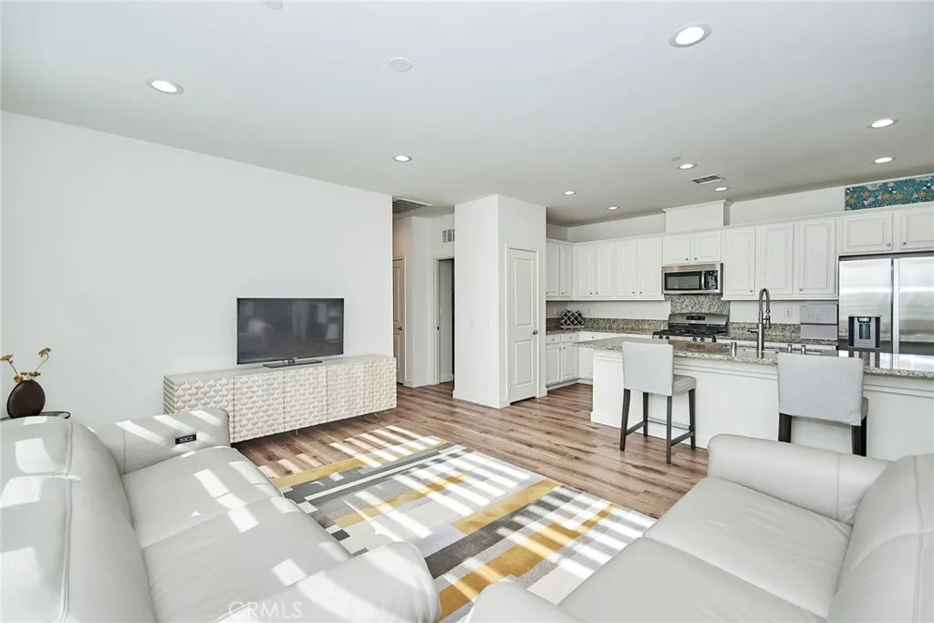 250 W Via Presido 105, Ontario, California 91762 home-pic-9