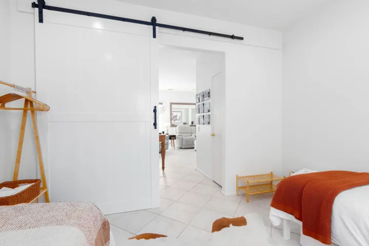 AGREP-3  Alt="glastenbury-guest-bedroom2