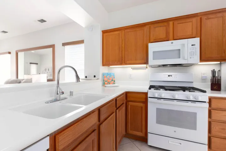 AGREP-14 Alt="glastenbury-kitchen-2"