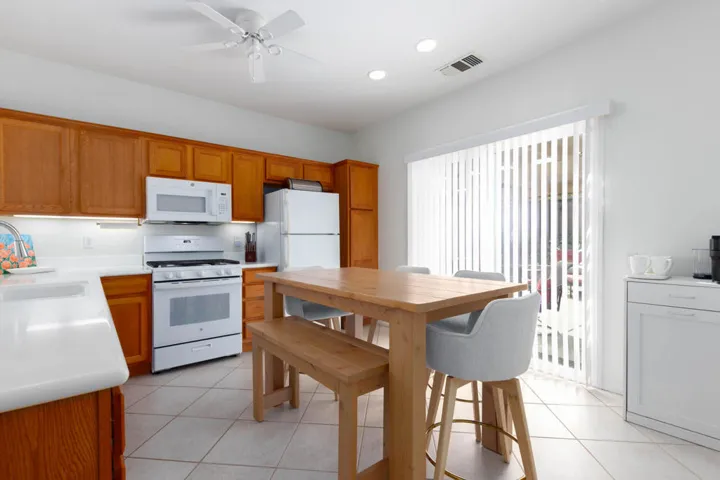 AGREP-12 Alt="glastenbury-kitchen-2"