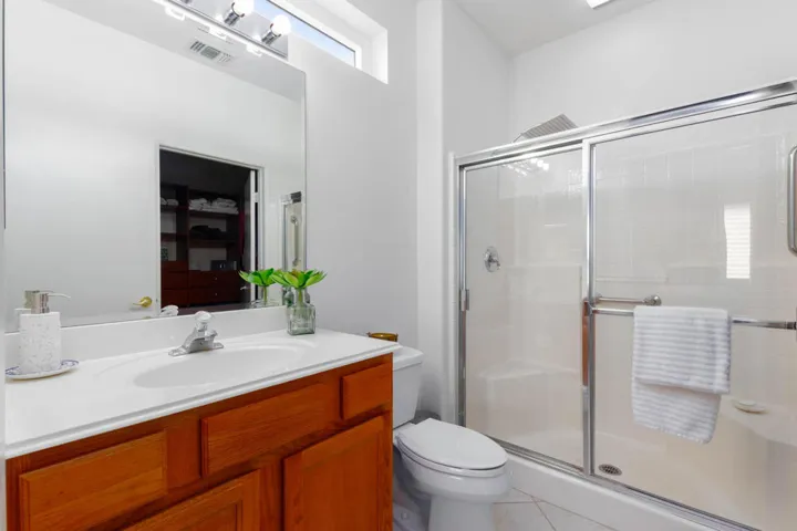 AGREP-19 Alt-"glastenbury-master-bathroo