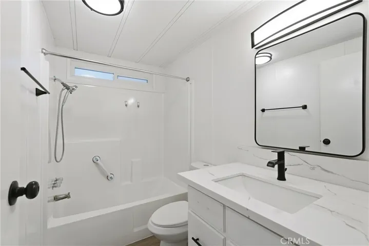 Guest bathroom. Shower/tub.