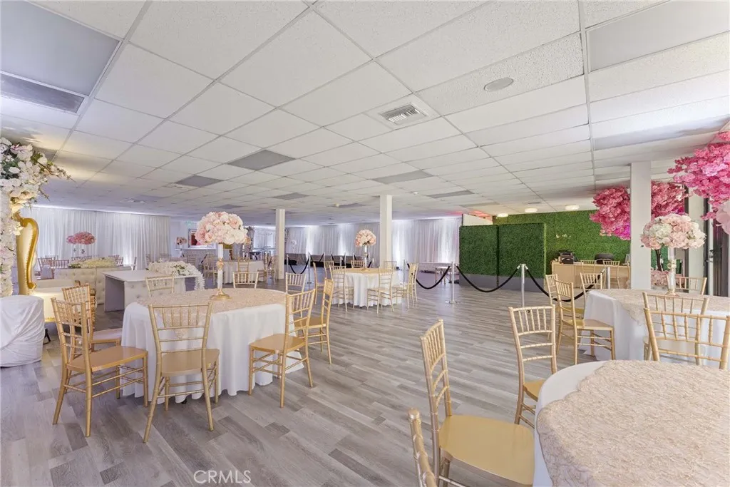 6265 Van Nuys Blvd