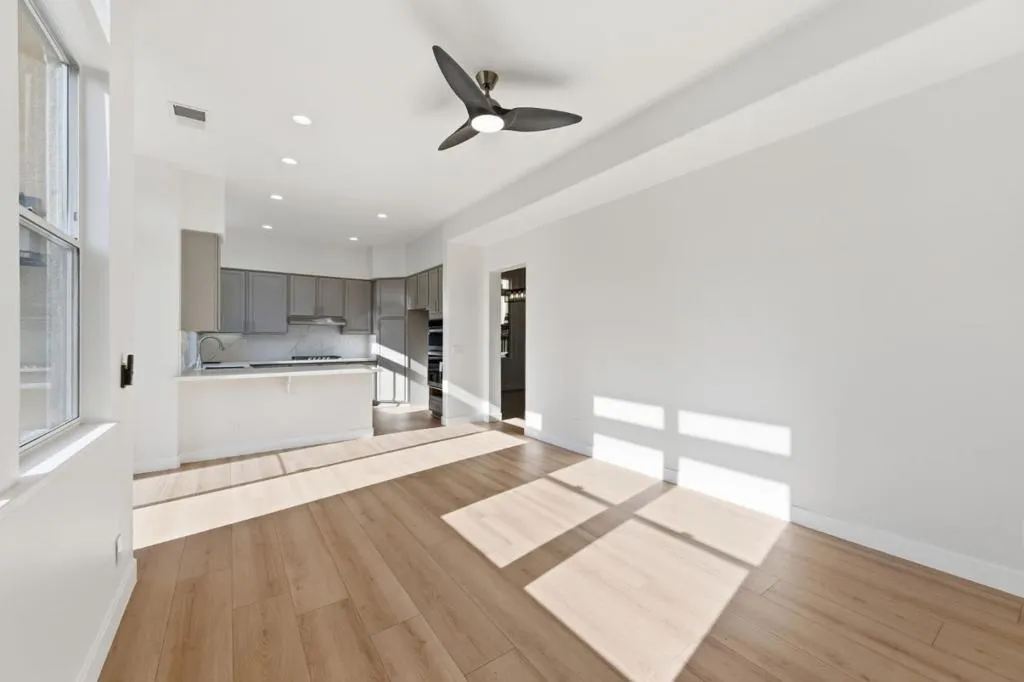 Combo family room / kitchen