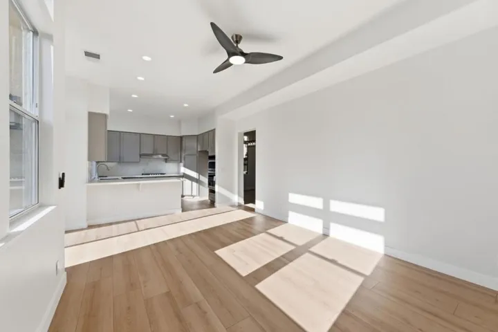 Combo family room / kitchen