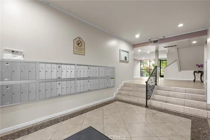 5400 Newcastle 12, Encino, California 91316