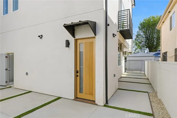 6556 Balboa Boulevard, Lake Balboa, California 91406