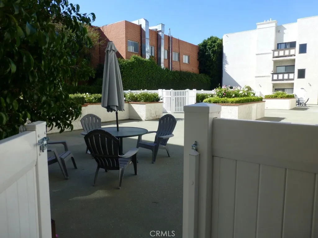 17914 Magnolia Boulevard 127, Encino, California 91316 home-pic-25
