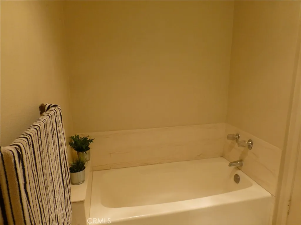 17914 Magnolia Boulevard 127, Encino, California 91316 home-pic-18