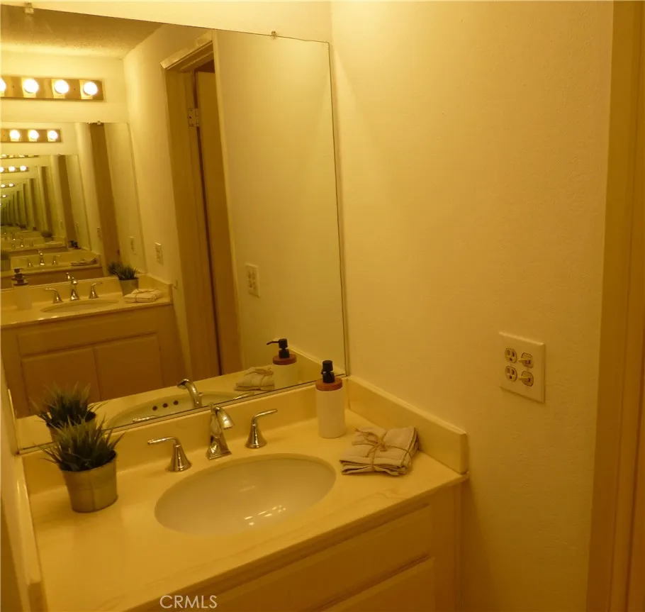 17914 Magnolia Boulevard 127, Encino, California 91316 home-pic-16