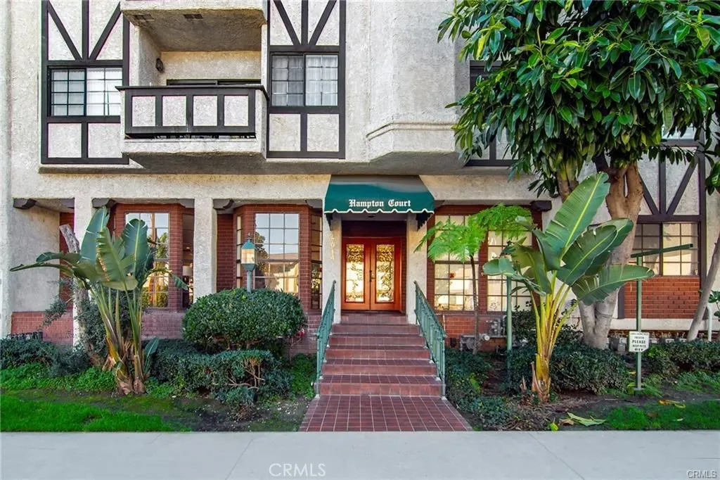 17914 Magnolia Boulevard 127, Encino, California 91316 home-pic-2