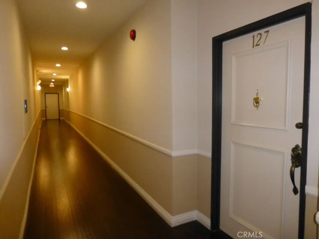 17914 Magnolia Boulevard 127, Encino, California 91316 home-pic-27