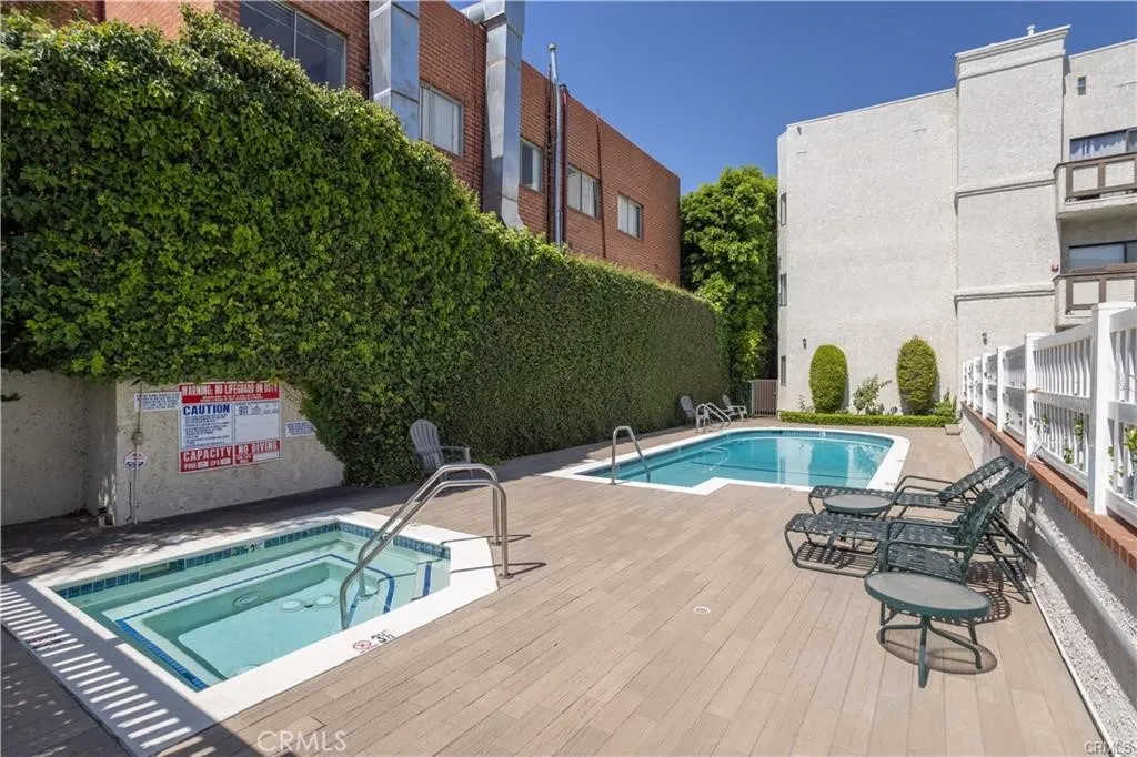 17914 Magnolia Boulevard 127, Encino, California 91316 home-pic-30