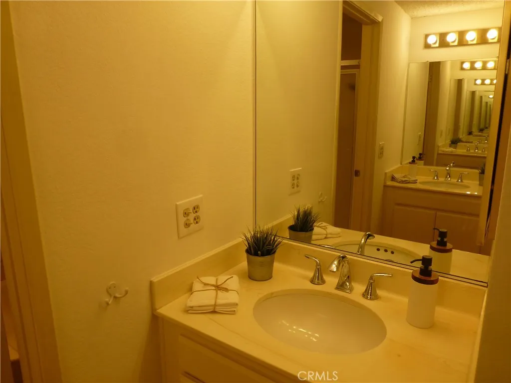 17914 Magnolia Boulevard 127, Encino, California 91316 home-pic-17