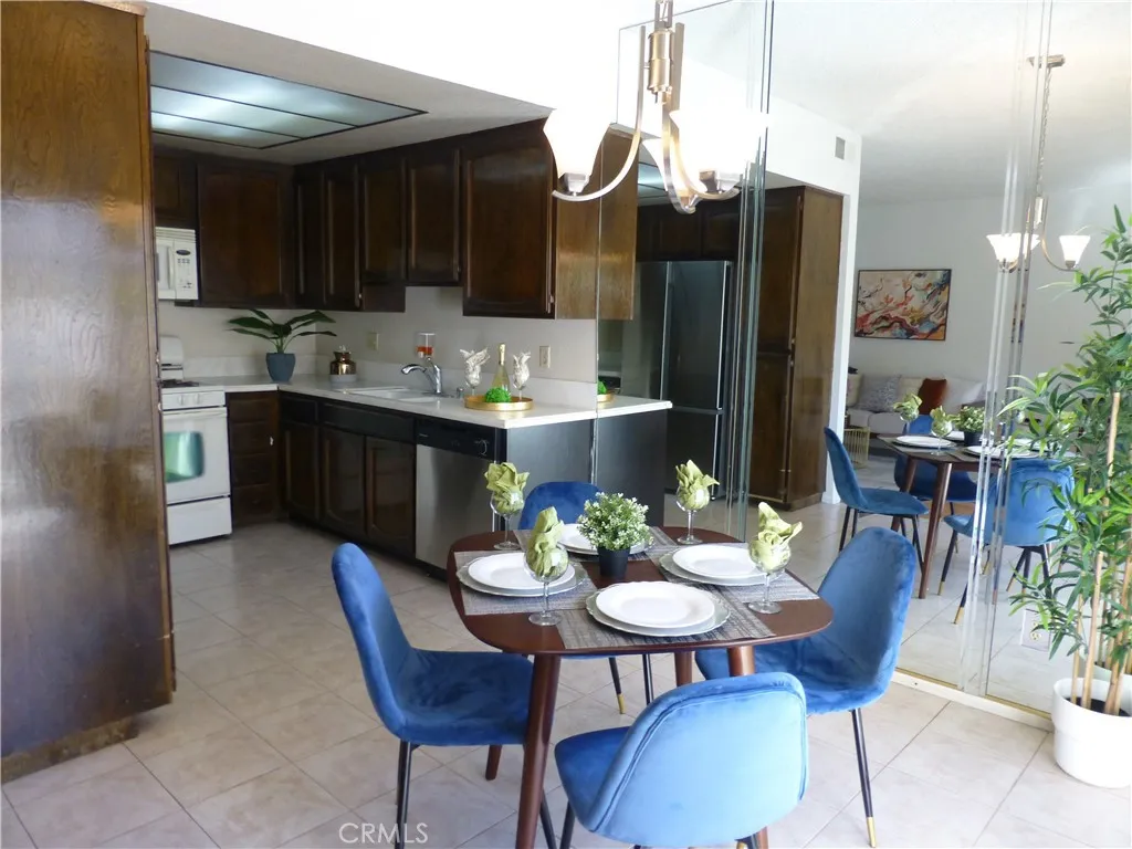 17914 Magnolia Boulevard 127, Encino, California 91316 home-pic-9