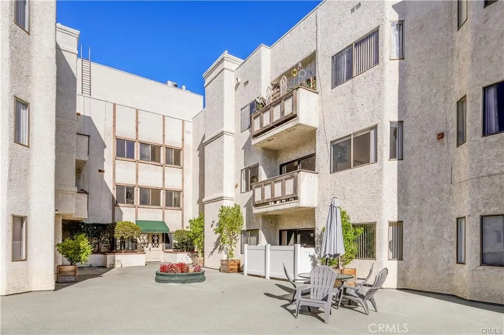 17914 Magnolia Boulevard 127, Encino, California 91316 home-pic-34