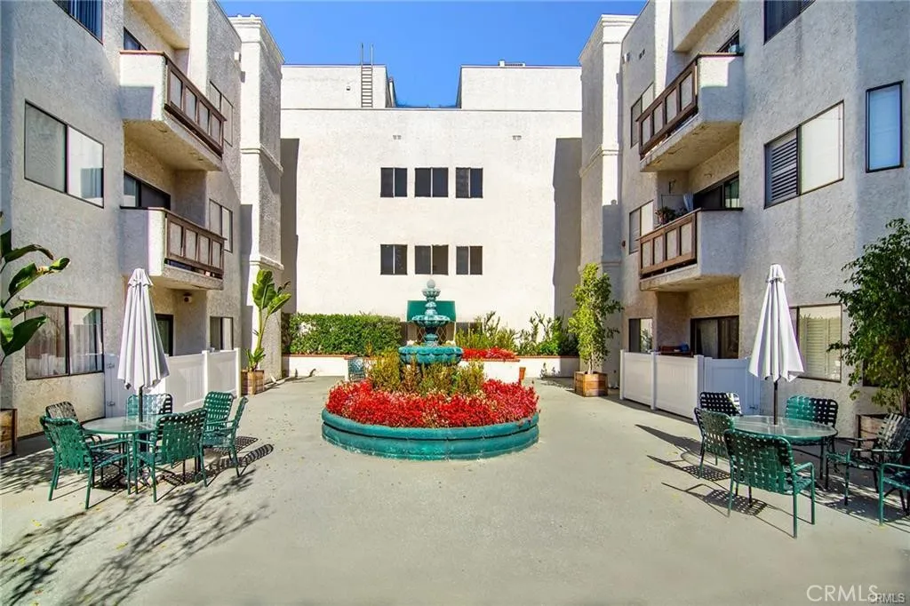 17914 Magnolia Boulevard 127, Encino, California 91316 home-pic-31