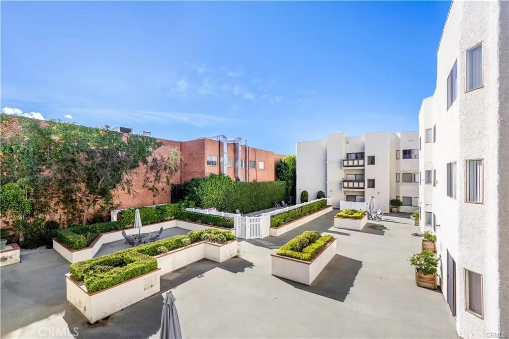 17914 Magnolia Boulevard 127, Encino, California 91316 home-pic-35