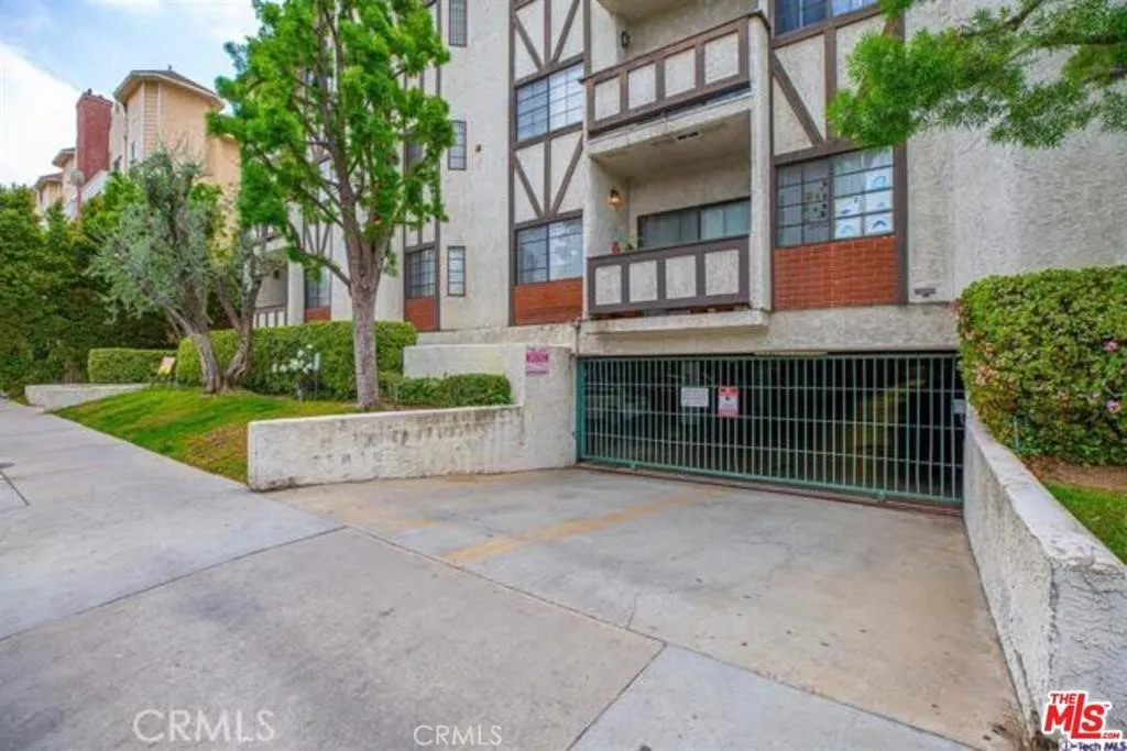 17914 Magnolia Boulevard 127, Encino, California 91316 home-pic-36