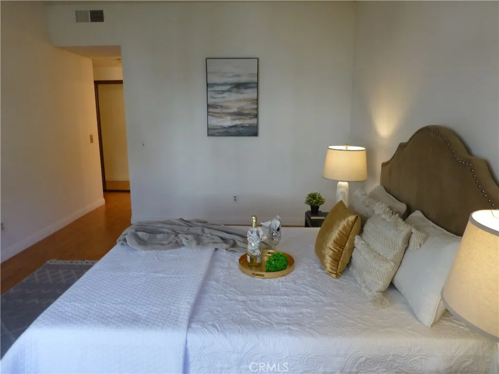 17914 Magnolia Boulevard 127, Encino, California 91316 home-pic-14