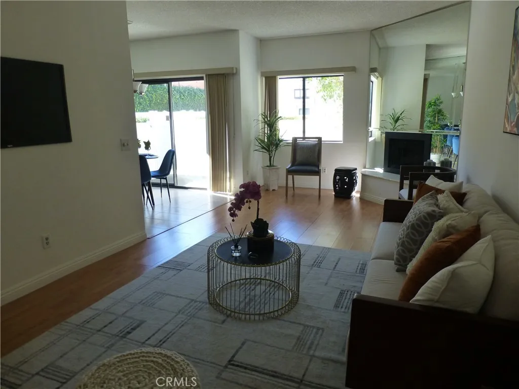 17914 Magnolia Boulevard 127, Encino, California 91316 home-pic-4