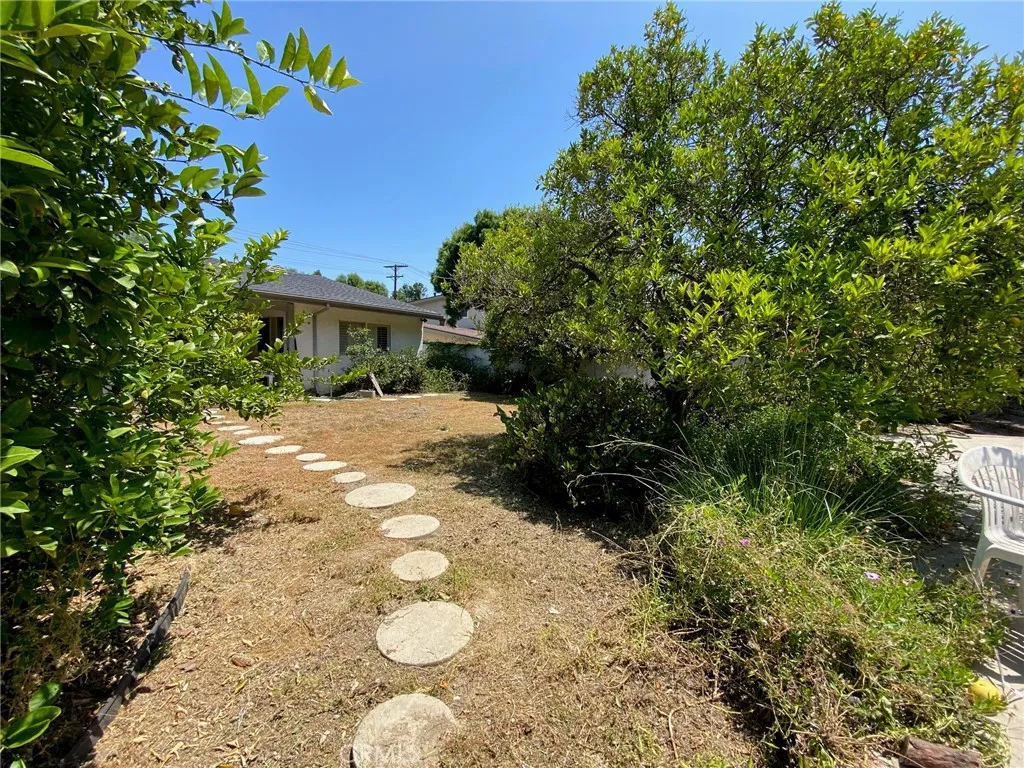 5323 Del Moreno Drive, Woodland Hills, California 91364 home-pic-17